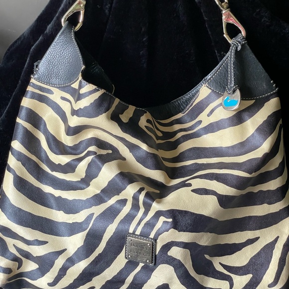 Dooney & Bourke large shoulder bag! Black & white hold metal accents red inside. - Picture 1 of 9